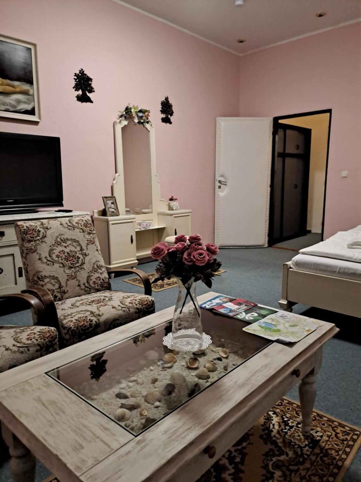 Hotel Kamenny Vrch Chomutov Oda fotoğraf